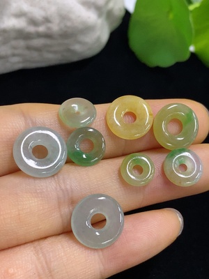 F46565561 翡翠平安扣挂件 一手走 货品总重约4.08克 颜色成因未定