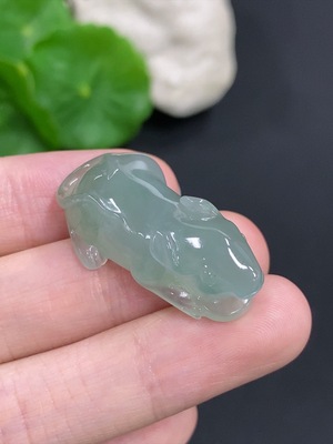 F46555666 翡翠福鼠挂件 货品总重量约9.6克