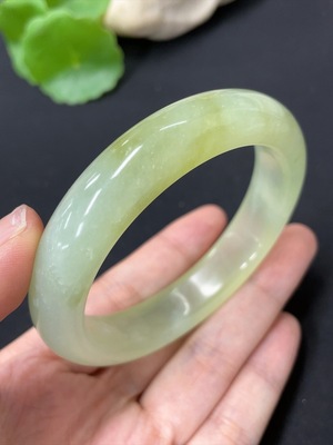 H41886839 岫玉（蛇纹石玉）正圈手镯  圈口57.7  货品总重约52.9g