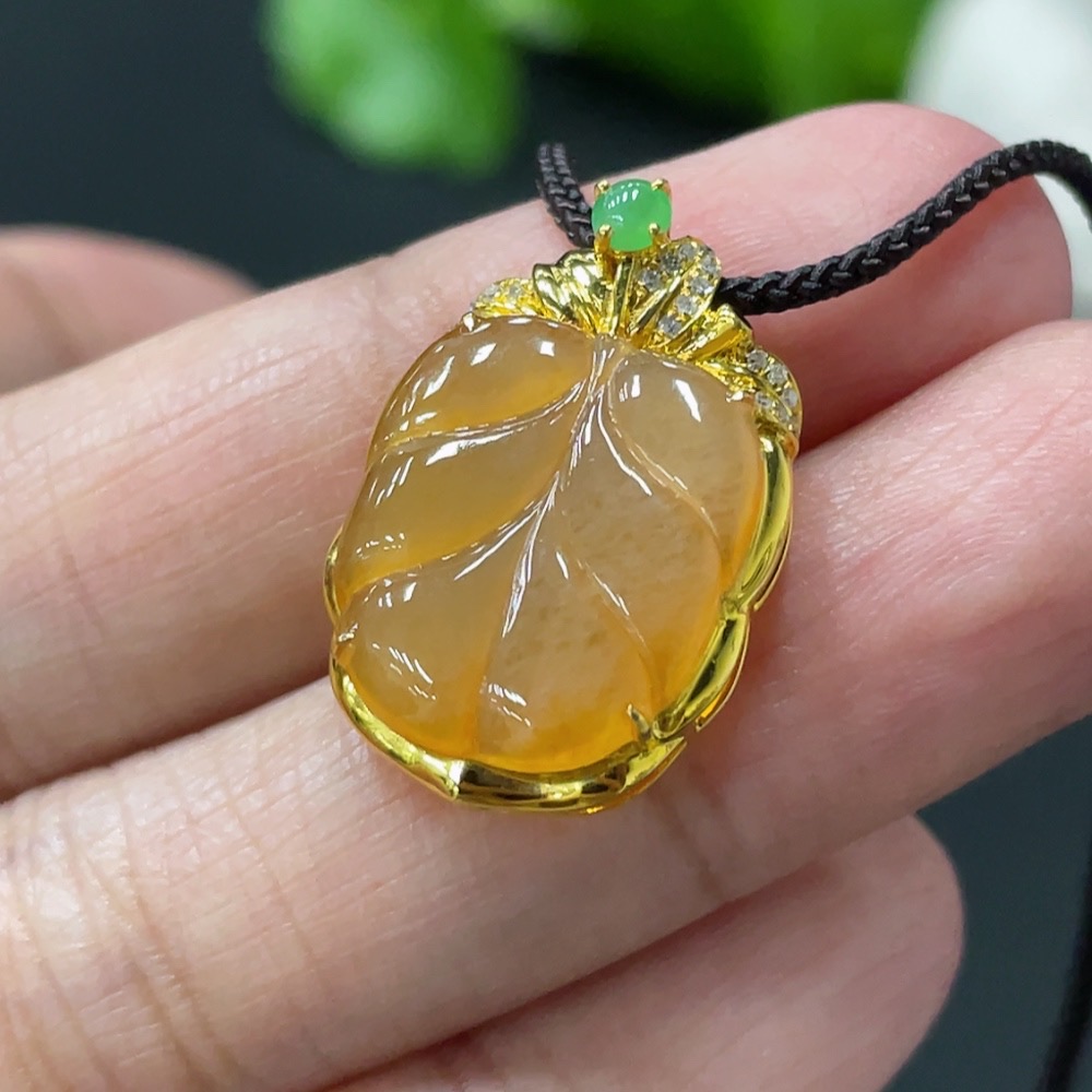 F29432843 Jadeite leaf pendant with 18k gold setting, total weight approx. 3.38g, color origin undetermined