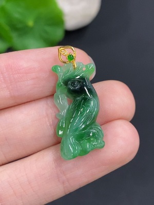 F42973565 翡翠鹦鹉挂件 18k金扣头 货品总重量约2.3克 配镶钻石 含其他矿物质