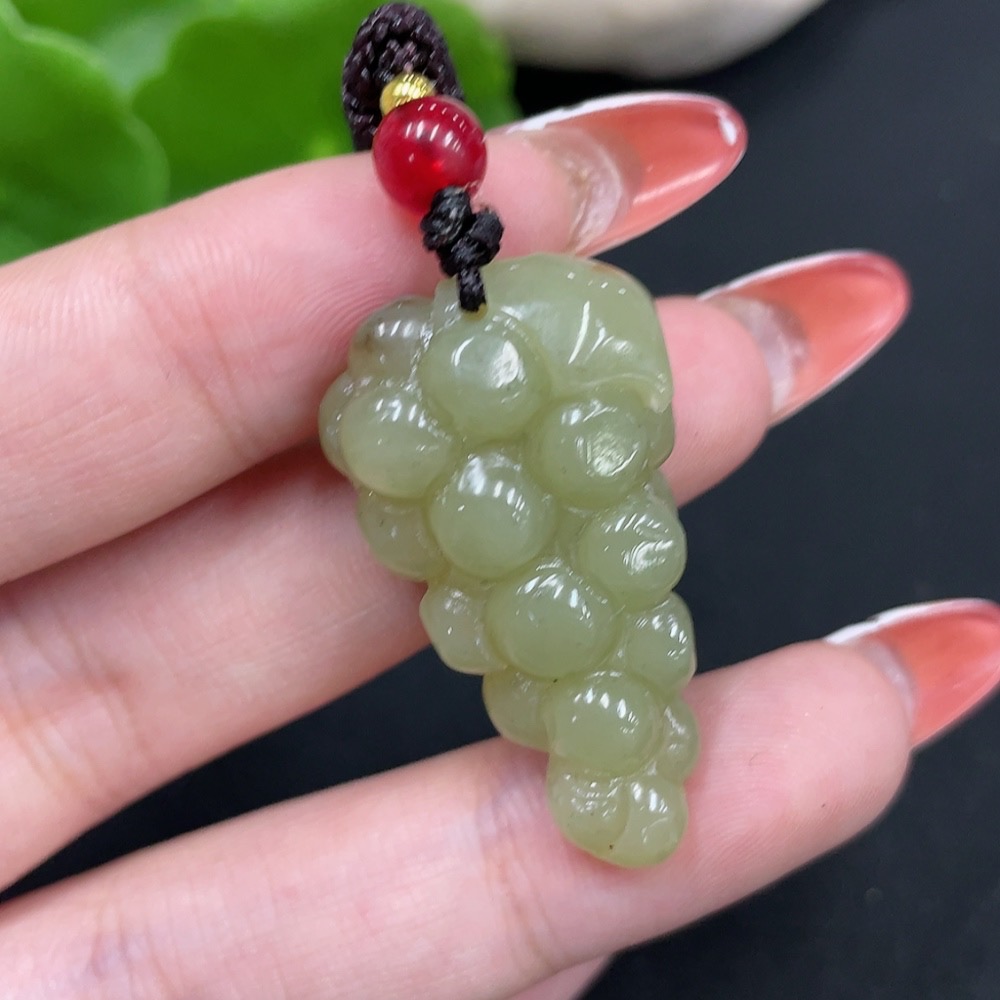 H34017003 Hetian Jade Pendant Grape