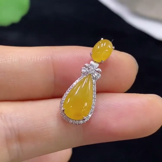 F32731367 Jadeite Inlaid Pendant 18k with Diamond Accent Total Weight Approx. 1.81g Color Origin Undetermined