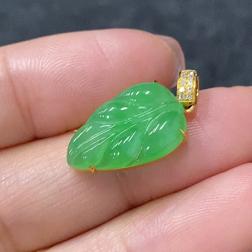 F34030649 Jadeite Leaf Pendant with 18K Gold and Diamond Accents, Total Weight Approx. 1.69g