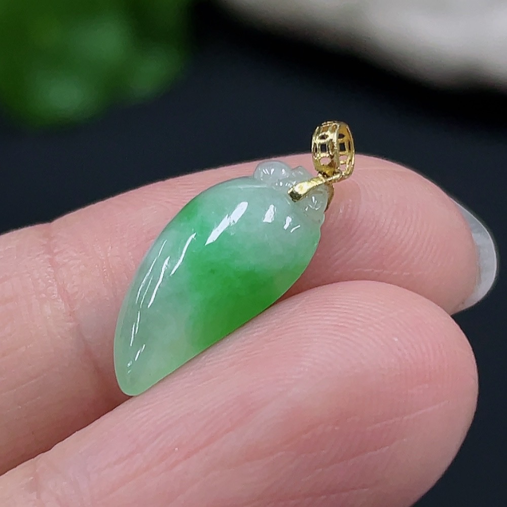 F26997750 Jadeite Auspicious Melon Pendant with 18K Gold Clasp, Total Weight Approx. 0.8g