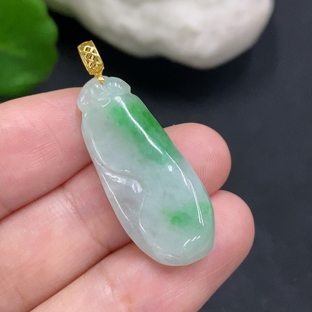 F34022279 Jadeite Auspicious Melon Pendant with 18K Gold Clasp, Total Weight Approximately 3.4g