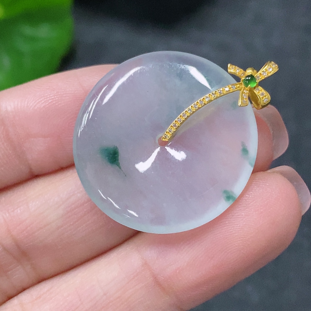 F34043517 Jadeite Peace Knot Pendant with Unmarked Clasp, Surface Gold Content Approximately Au 75%, Set with Diamonds, Total Weight Approximately 4.7g