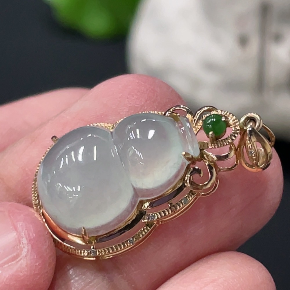 F30518918 Jadeite Gourd Inlaid Pendant with 18K Gold, Total Weight Approximately 3.05g