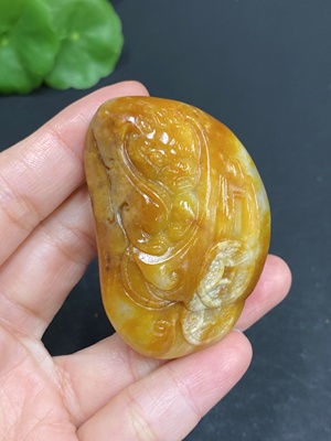 H33938406 和田玉挂件   瑞兽      皮色成因未定      货品总重约56.7g