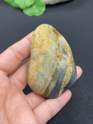 H40765867 和田玉   货品总重约101.3g   皮色成因未定  含其他矿物成份