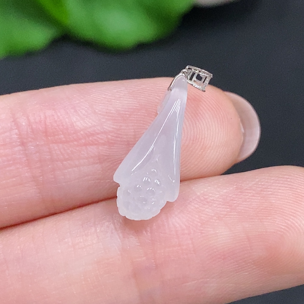 F34002641 Jadeite Magnolia Pendant with 18K Gold Clasp, Total Weight Approx. 0.8g