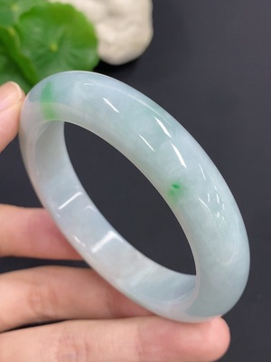 F46555776 翡翠正圈手镯 货品总重量约59克 圈口55 含其他矿物质 蜡多