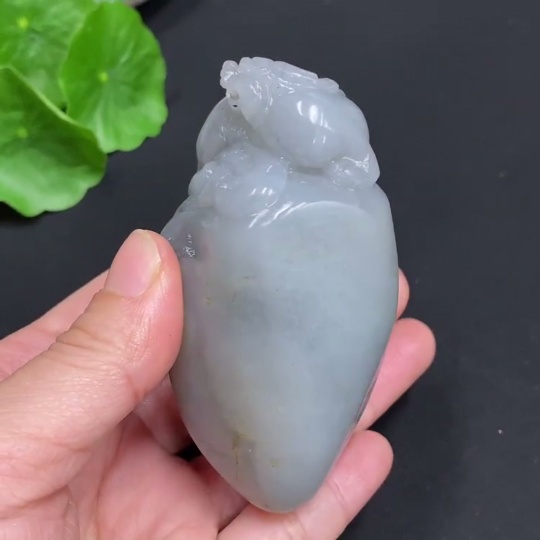 H24758624 Hetian Jade Handheld Piece, Auspicious Beast, Total Weight Approx. 159.4g, Undetermined Skin Color Origin