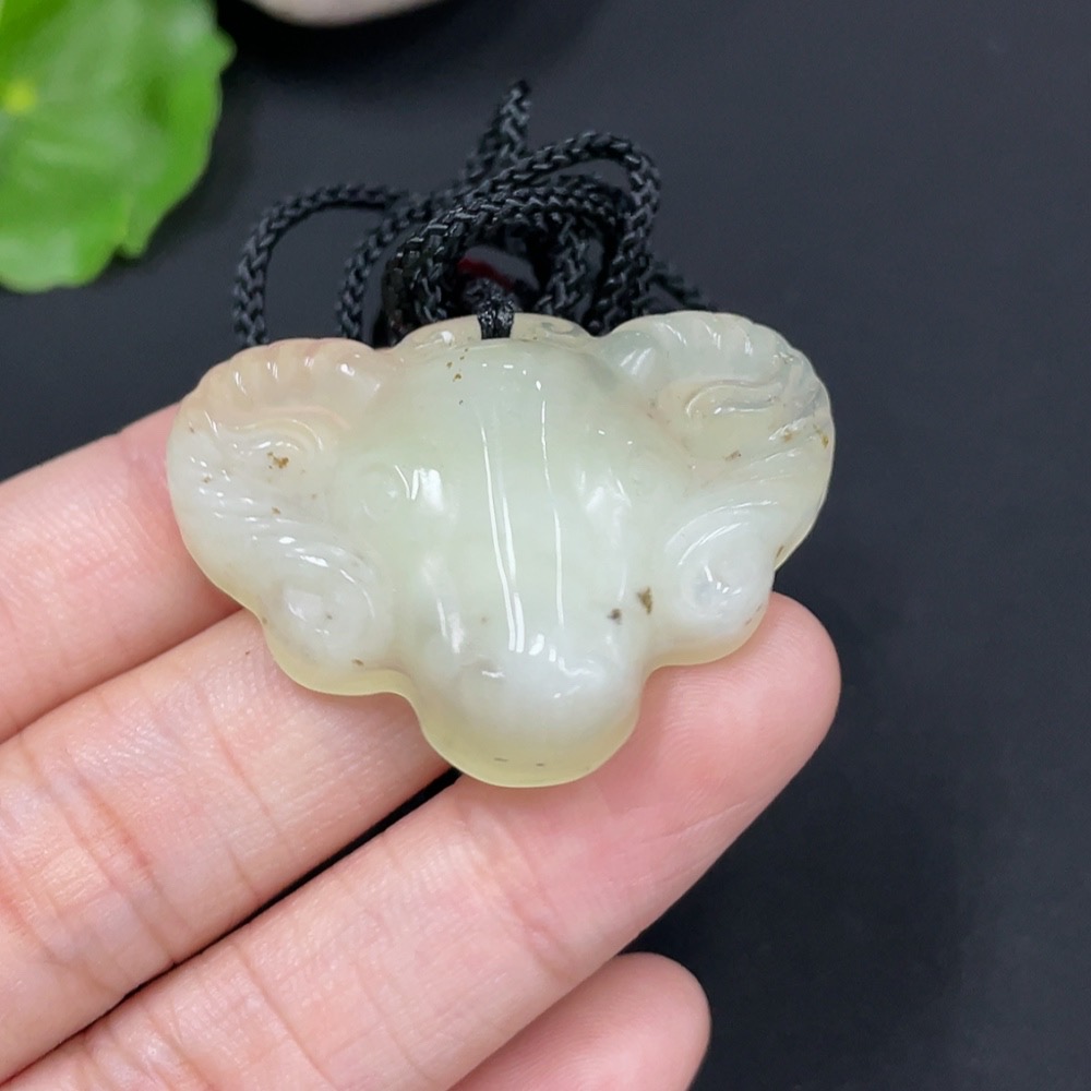 H29429958 Xiuyu (Serpentine Jade) Pendant     Sheep Head     Total Weight (Including Rope): Approx. 14.1g