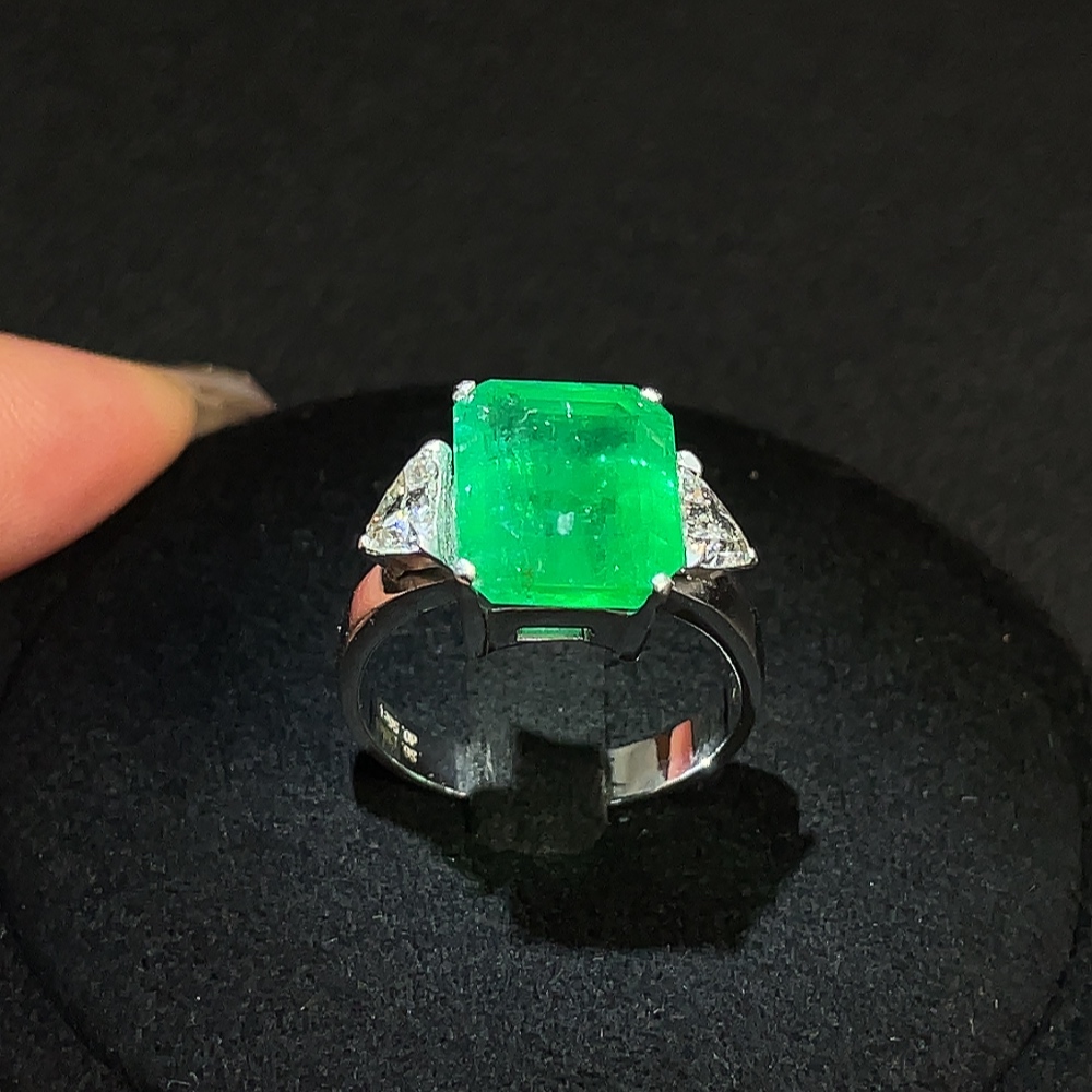 C27049122 Emerald Ring Clarity Enhanced 18K Gold Total Weight Approx. 6.27g Size 18 GGL Certificate: Minor Oil Brazil Origin Vivid Green