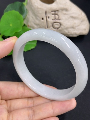 F46515594 翡翠正圈手镯  货品总重约56.8g  圈口60.5