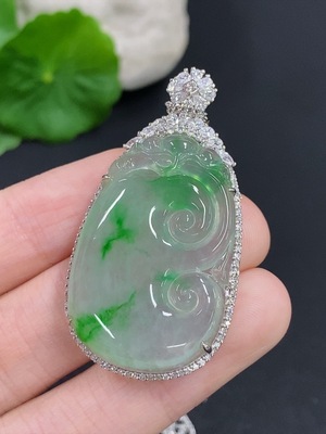 F42967093 翡翠如意挂件 吊坠18k金 链Pt950 货品总重量约14克（含链子） 配镶钻石