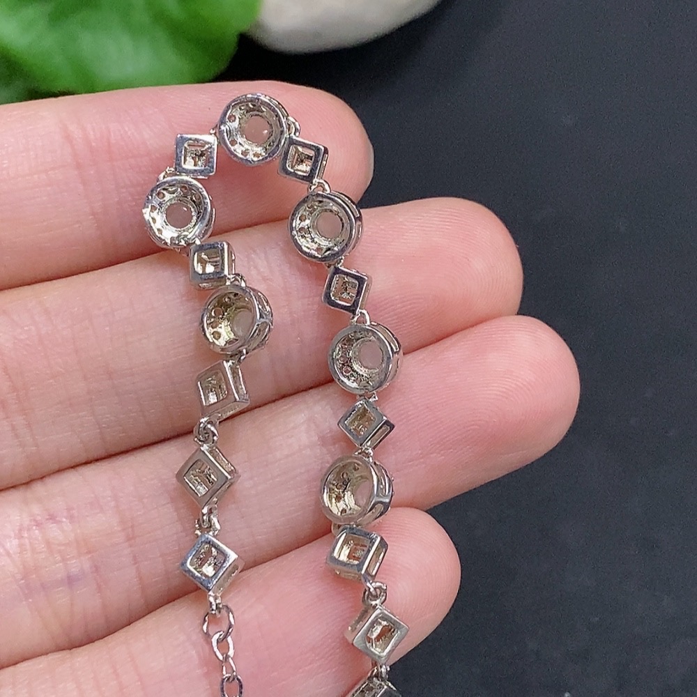 F30490511 Jadeite cabochon inlaid bracelet, non-gold setting, total weight approximately 4 grams