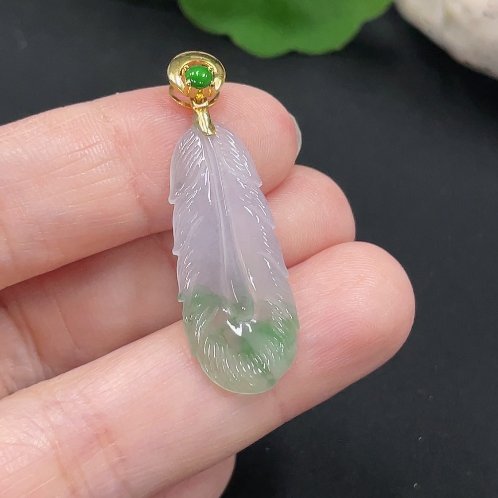 F27153368 Jadeite Feather Pendant with 18K Gold Clasp, Total Weight Approx. 2.2g