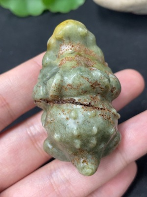 H41904633 和田玉挂件  鳄鱼 皮色成因未定 含其他矿物成分  货品总重约49.2g