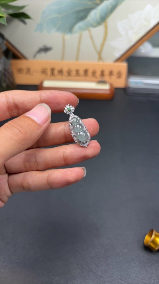 F35107021 Jadeite Auspicious Bean Inlaid Pendant Non-Gold Inlaid Total Weight Approximately 3.3g