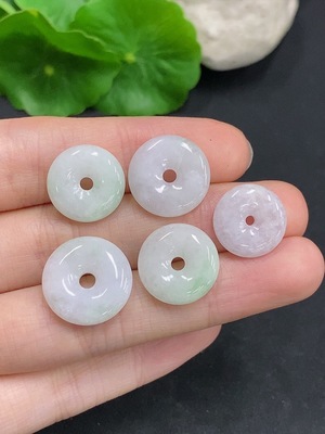 F32794391 Jadeite Peace Knot Sell as a Lot
