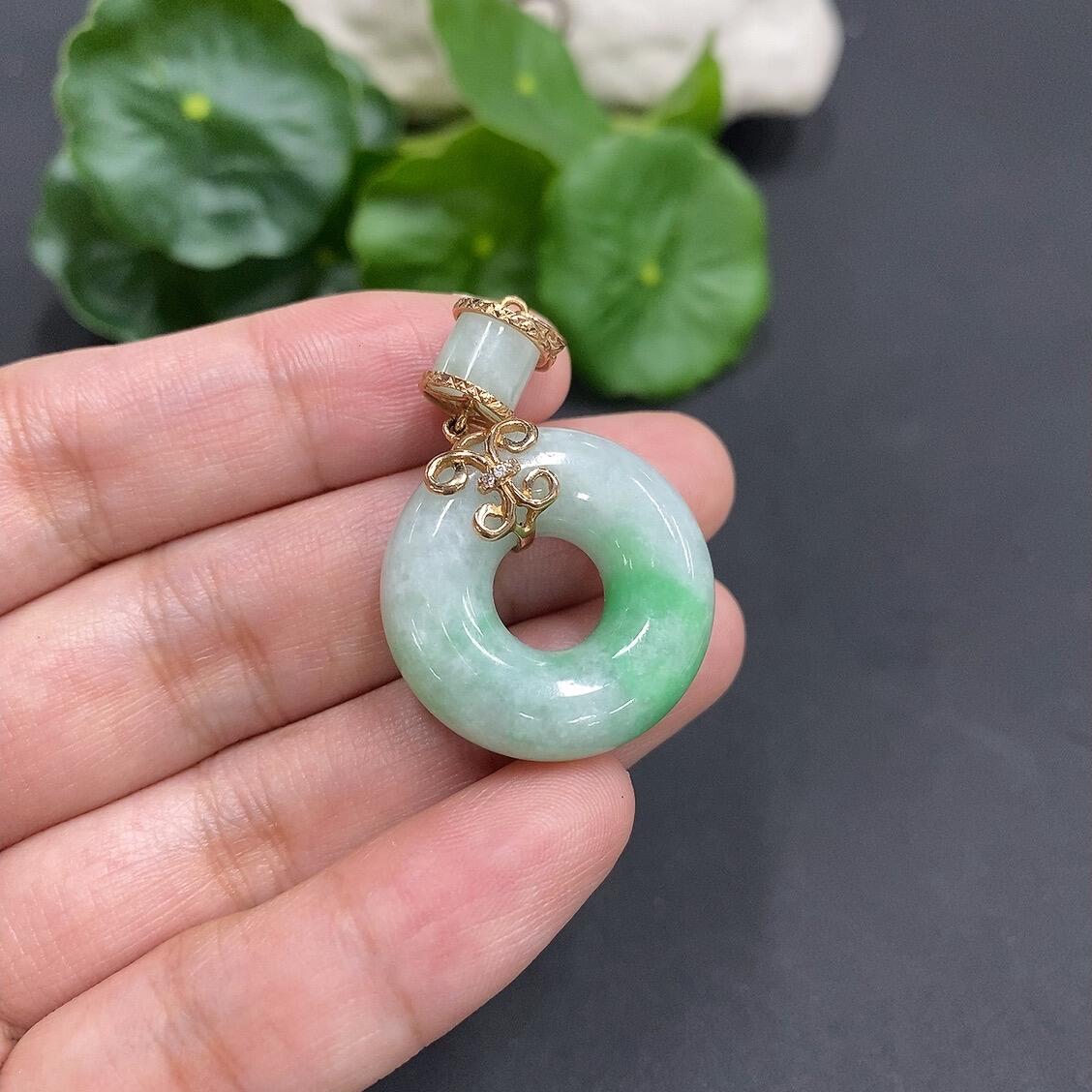 F0833259 Jadeite Peace Ring with Fine Crack Lines and G18K Imprint Clasp