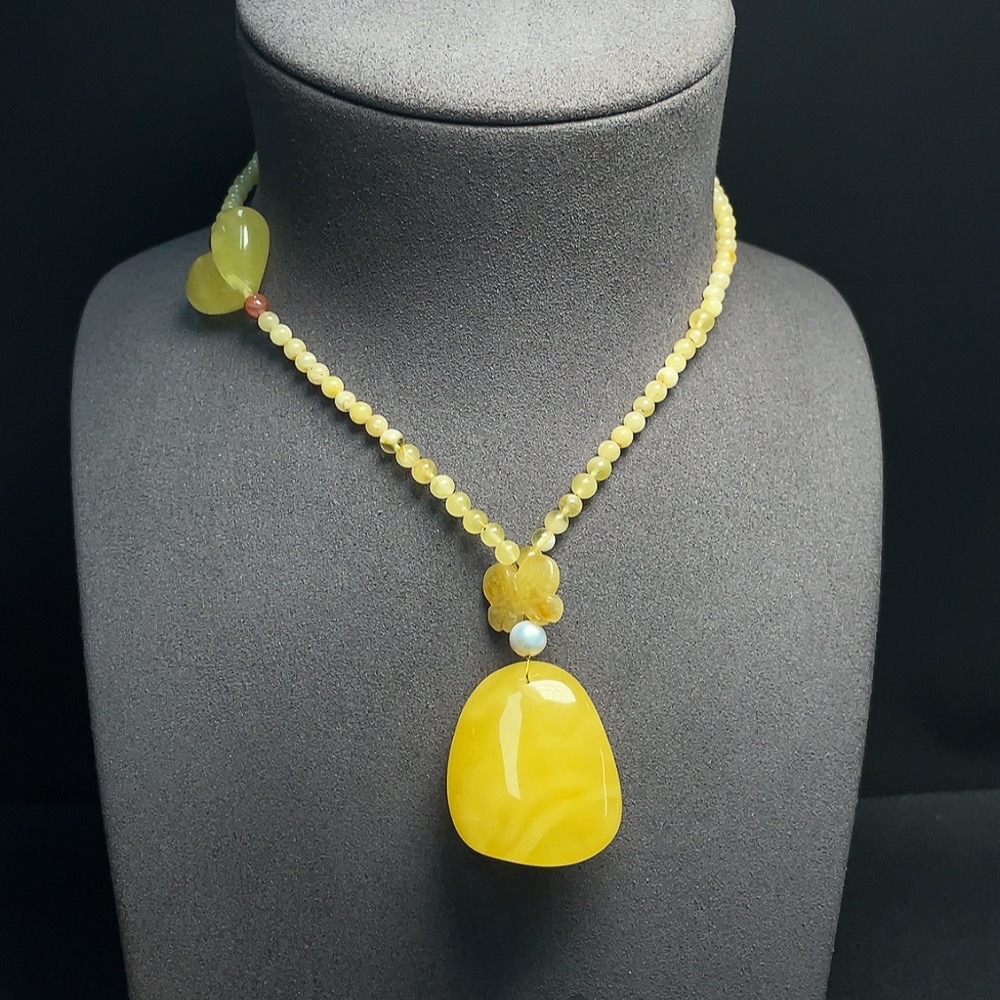 C34952542 Amber Beeswax Pendant with Pearl + Southern Red Agate, Carved Piece Coated with Colorless Film, Non-Gold, Total Weight Approx. 19.35g, Including Chain