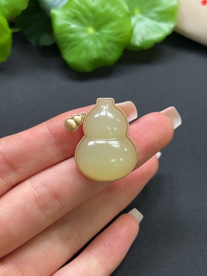 H41917502 和田玉葫芦挂件 18K金 总重约8g