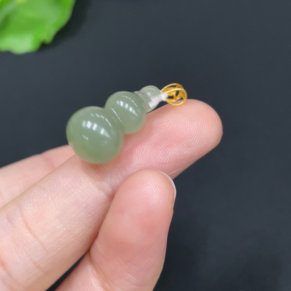 H29412153 Hetian Jade Pendant Gourd with 18k Gold Clasp Total Weight Approx. 2g