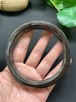 H43183446 和田玉雕花手镯  颜色成因未定  圈口74.2mm  总重约90.38g