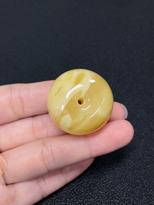 C43160819 琥珀蜜蜡挂件  货品总重约13.56克