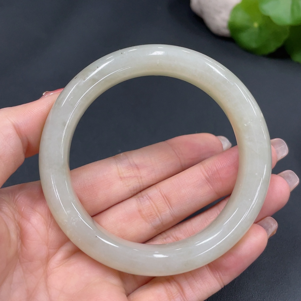 H24736019 Hetian Jade Round Bangle    Size 58.1    Approx. 68.8g