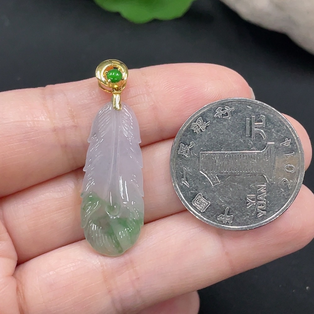 F27153368 Jadeite Feather Pendant with 18K Gold Clasp, Total Weight Approx. 2.2g