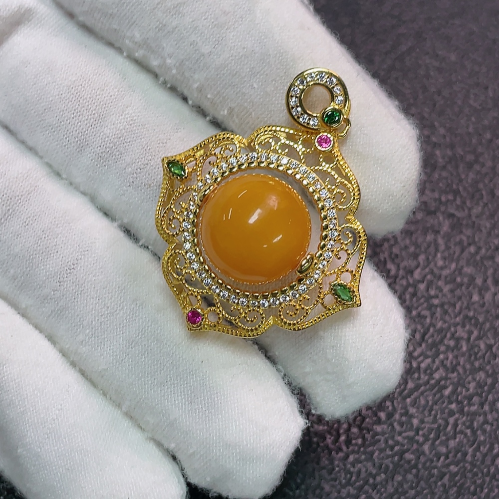 C34038645 Amber Beeswax Pendant Non-Gold Total Weight Approx. 4.83g Size About 12.7mm