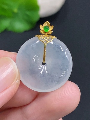 F30554926 Jadeite Safety Pendant with 18K Gold Clasp, Total Weight Approx. 5.56g