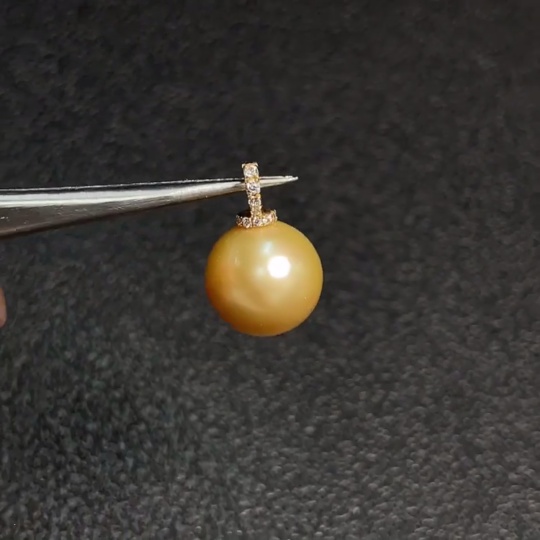C31657604 Seawater pearl color origin undetermined, non-diamond, 18K gold, total weight approx. 2.39g, size approx. 11.2mm