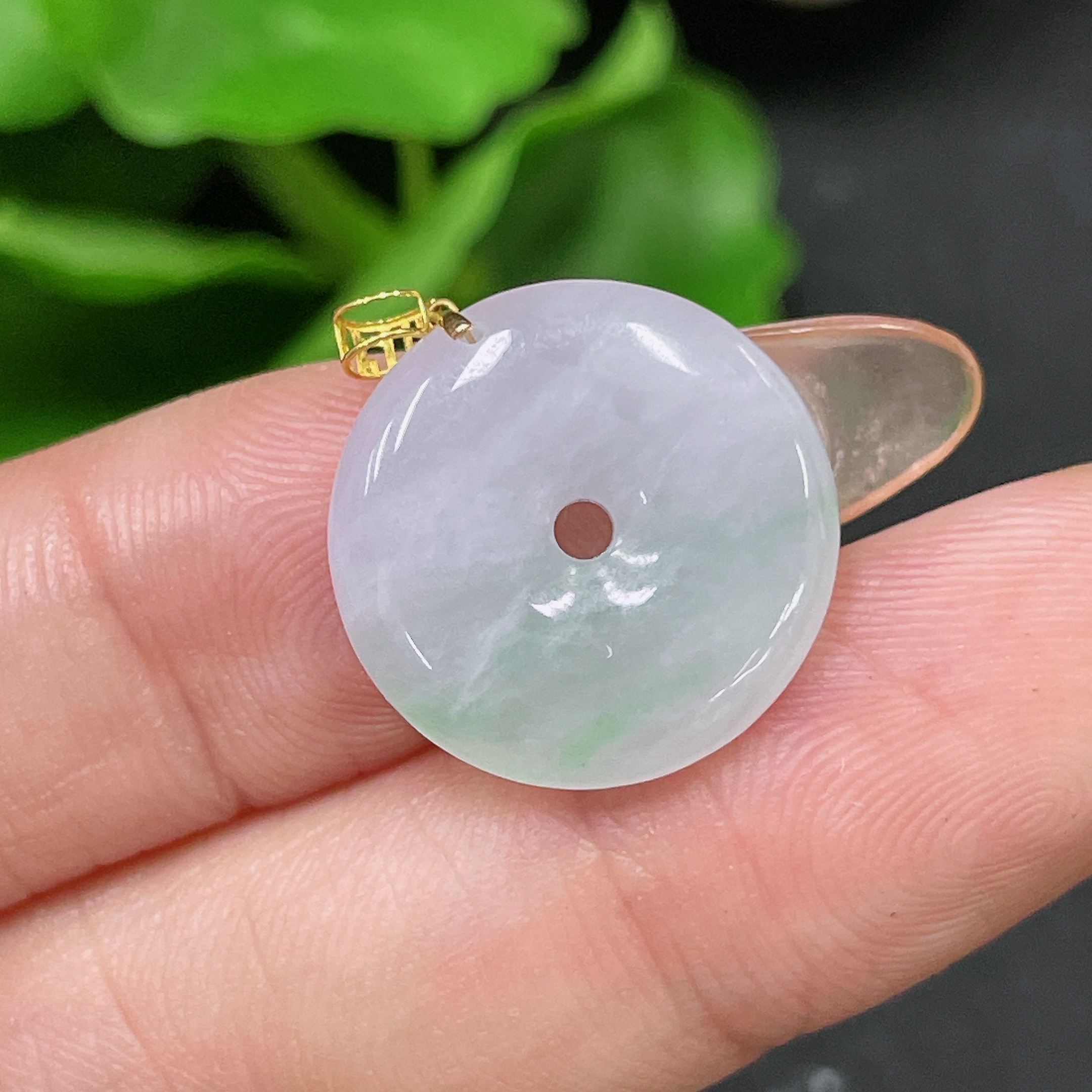 F34984637 Jadeite Pendant with Peace Buckle in 18k Gold, Total Weight Approx. 2.21g