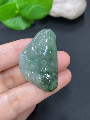F46557153 翡翠年年有余挂件 货品总重约12.7克