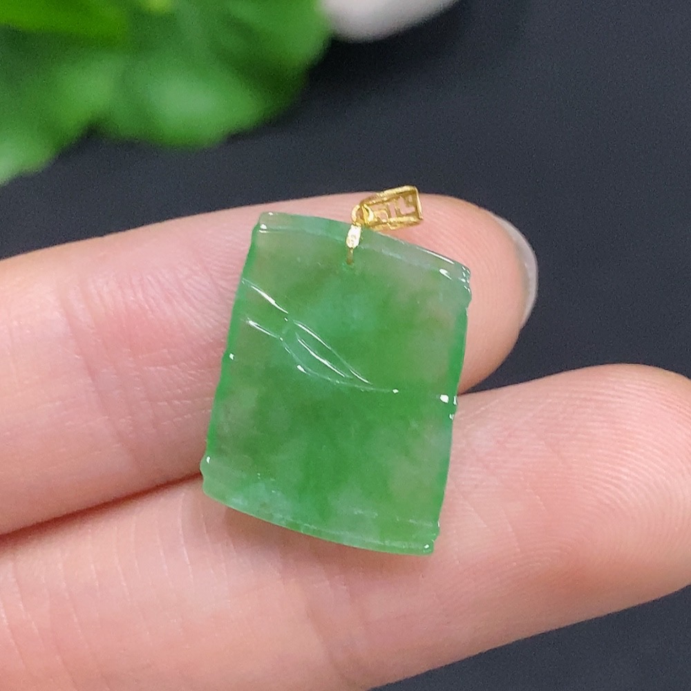 F32807302 Jadeite Pendant with Continuous Ascendancy Design 18k Gold Clasp Total Weight Approximately 1.2g
