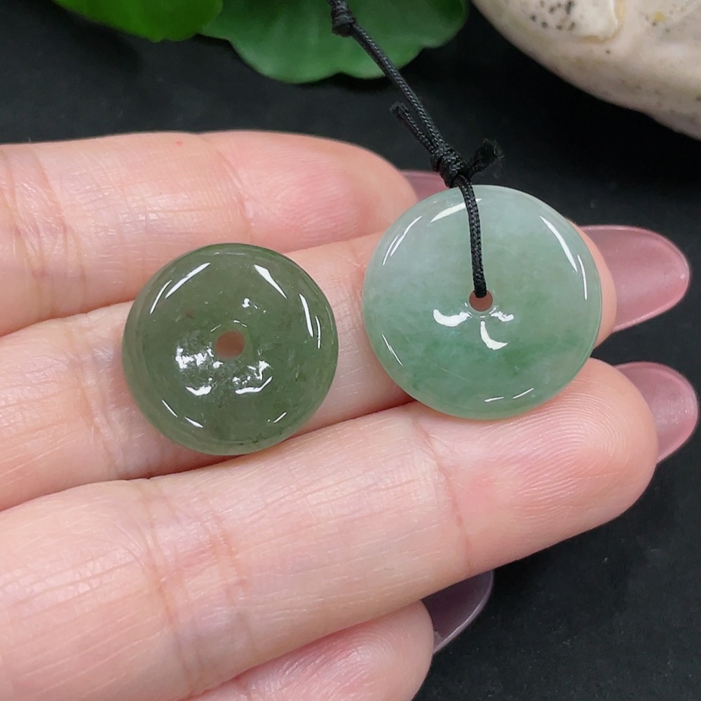 F34012498 Jadeite Peace Knot Pendant