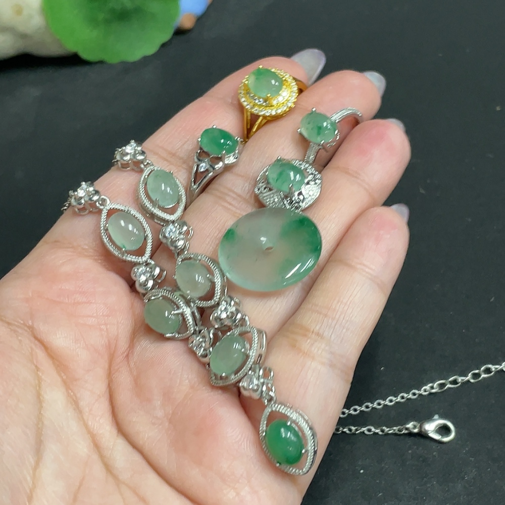 H33881367 African Emerald (Dulong Jade)