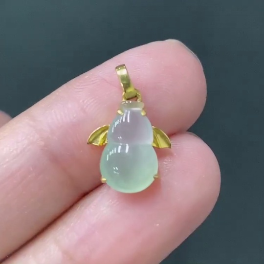 F24700922 Jadeite inlaid calabash pendant 18k gold inlaid total weight approx. 0.91g