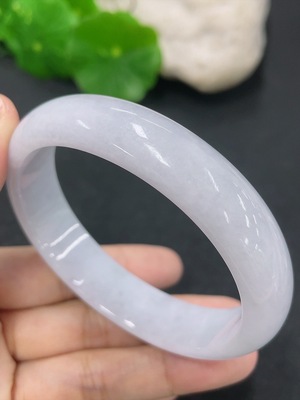 F46551121 翡翠贵妃手镯 圈口55.3/48.7mm 货品总约重44.4g
