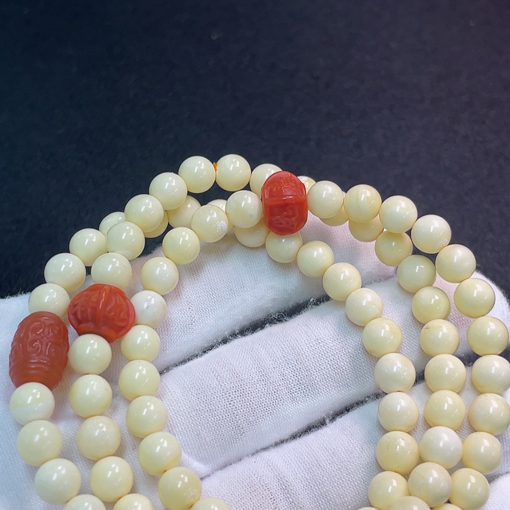 C32718964 Amber and Beeswax Bead Bracelet with Southern Red Agate, Total Weight Approx. 18.64g, Bead Size About 6.7mm