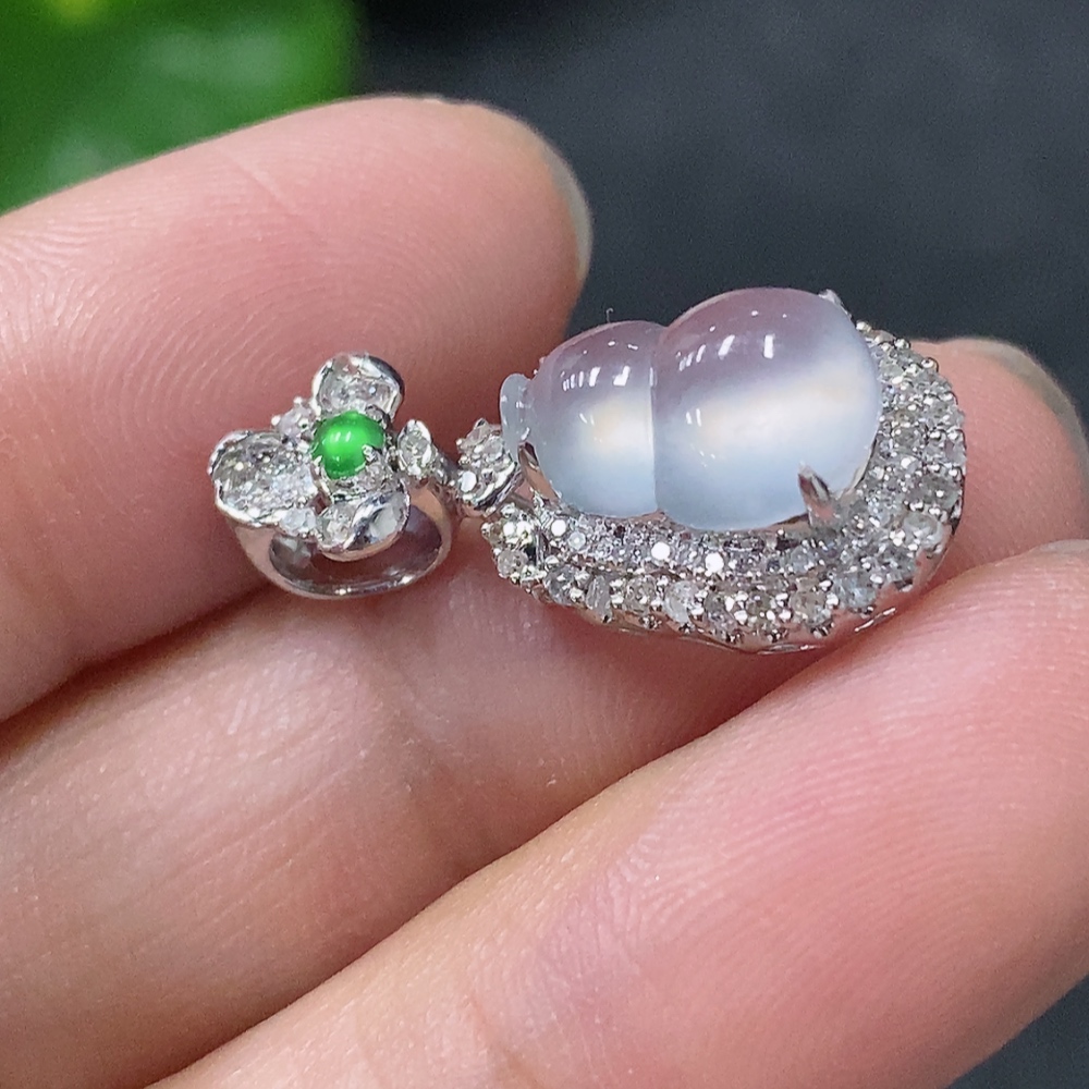 F33943125 Jadeite inlaid calabash pendant with 18k gold and diamonds, total weight approximately 2.53g