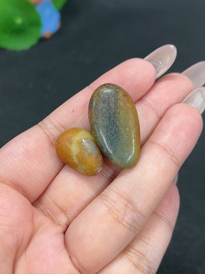 H41946637 和田玉 皮色成因未定 含其他矿物成分 货品总重约12.1g