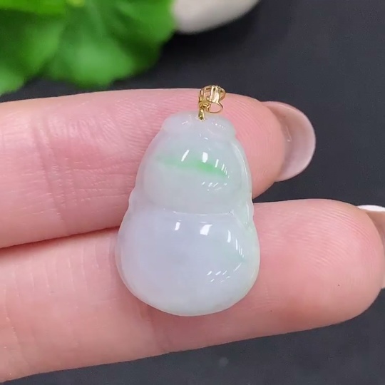 F34060496 Jadeite Gourd Pendant with 18K Gold Clasp, Total Weight Approximately 2.7g