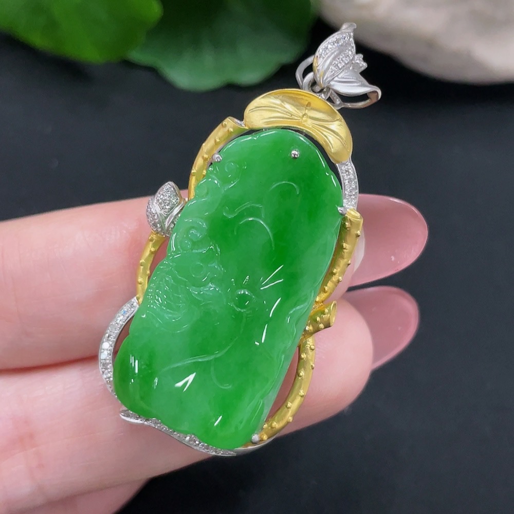 F34012794 Jadeite Pendant with 18K Gold Setting, Total Weight Approx. 10.7g (Accented with Diamonds)