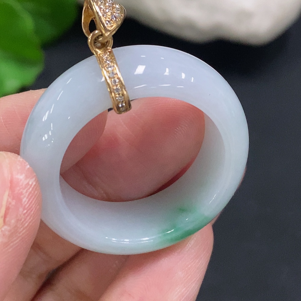 F30568993 Jadeite pendant with 18K gold clasp, total weight approx. 16.2g (set with diamonds)